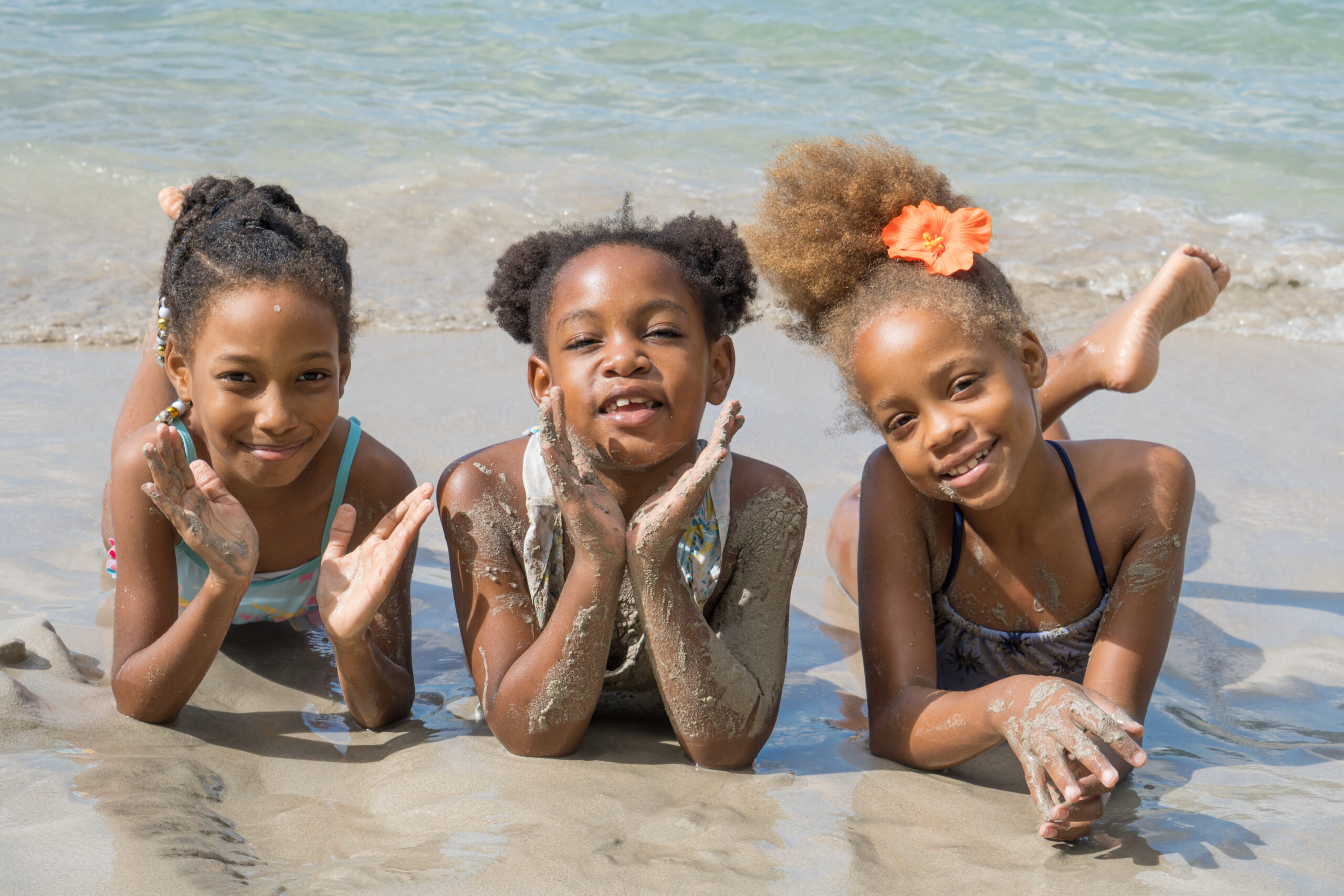 enfants sur le sable de l'anse caretan, Martinique